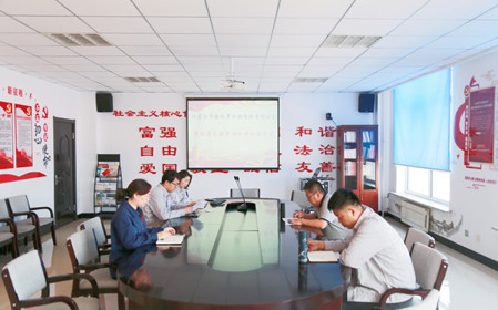 標題：華德牧草公司黨委開(kāi)展黨紀學(xué)習教育專(zhuān)題學(xué)習
瀏覽次數：988
發(fā)表時(shí)間：2024-05-24