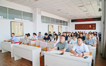 標題：中國農機院黨委委員、副總經(jīng)理，呼和浩特分院黨委書(shū)記、董事長(cháng)王振華講授黨課
瀏覽次數：1161
發(fā)表時(shí)間：2024-06-26