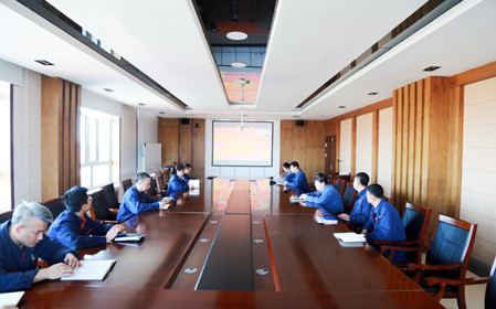 標(biāo)題：華德牧草公司召開深入貫徹中央八項規(guī)定精神學(xué)習(xí)教育動員部署會暨2025年全面從嚴治黨工作會議
瀏覽次數(shù)：1991
發(fā)表時間：2025-04-07